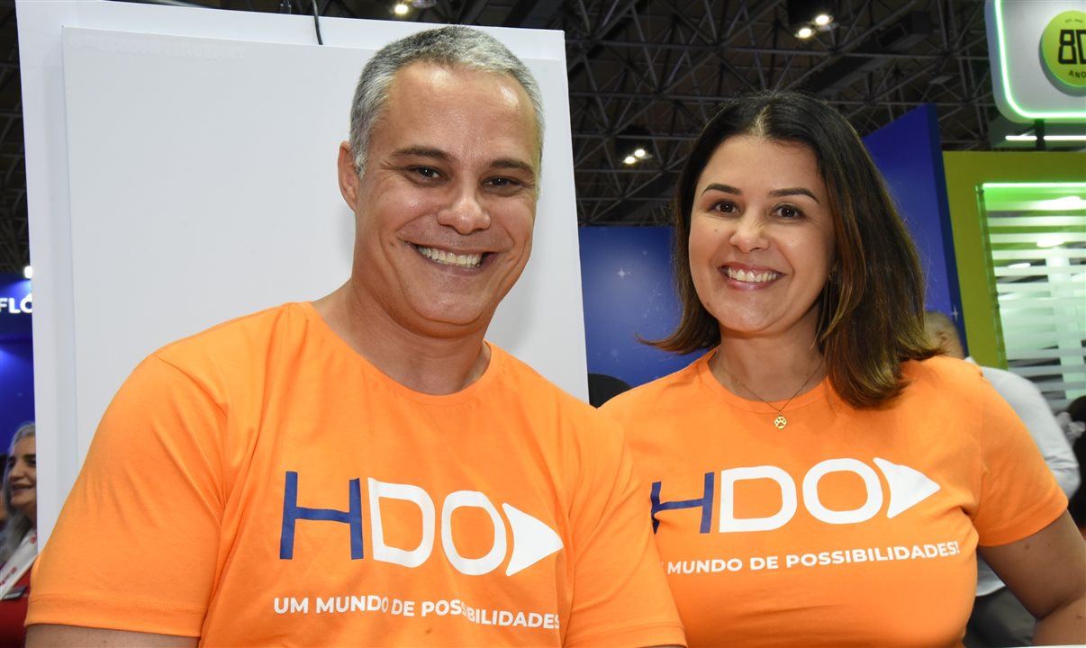 Márcio Nogueira, diretor da HotelDO, e Hérika Alves, uma das melhores profissionais de treinamento na eleição Melhores Promotores do Turismo PANROTAS 2025
