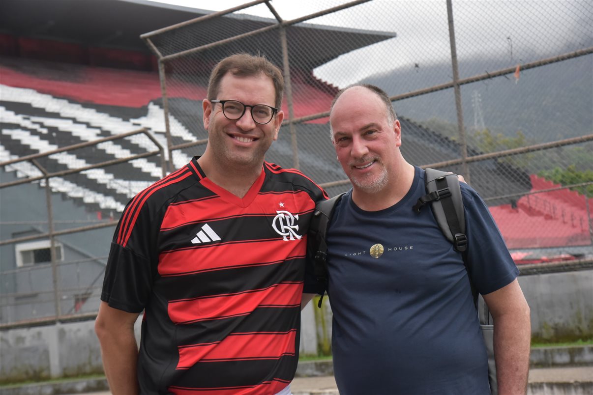 O ex-jogador Valber com Alexandre Camargo, da Assist Card
