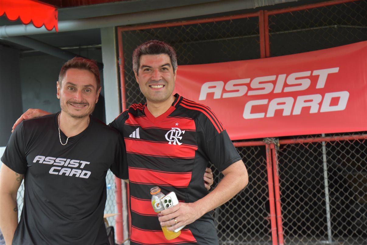O ex-jogador Valber com Alexandre Camargo, da Assist Card