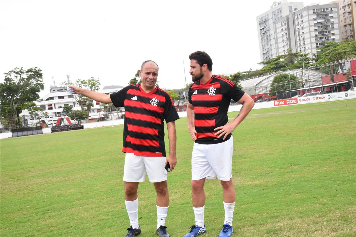 O ex-jogador Valber com Alexandre Camargo, da Assist Card