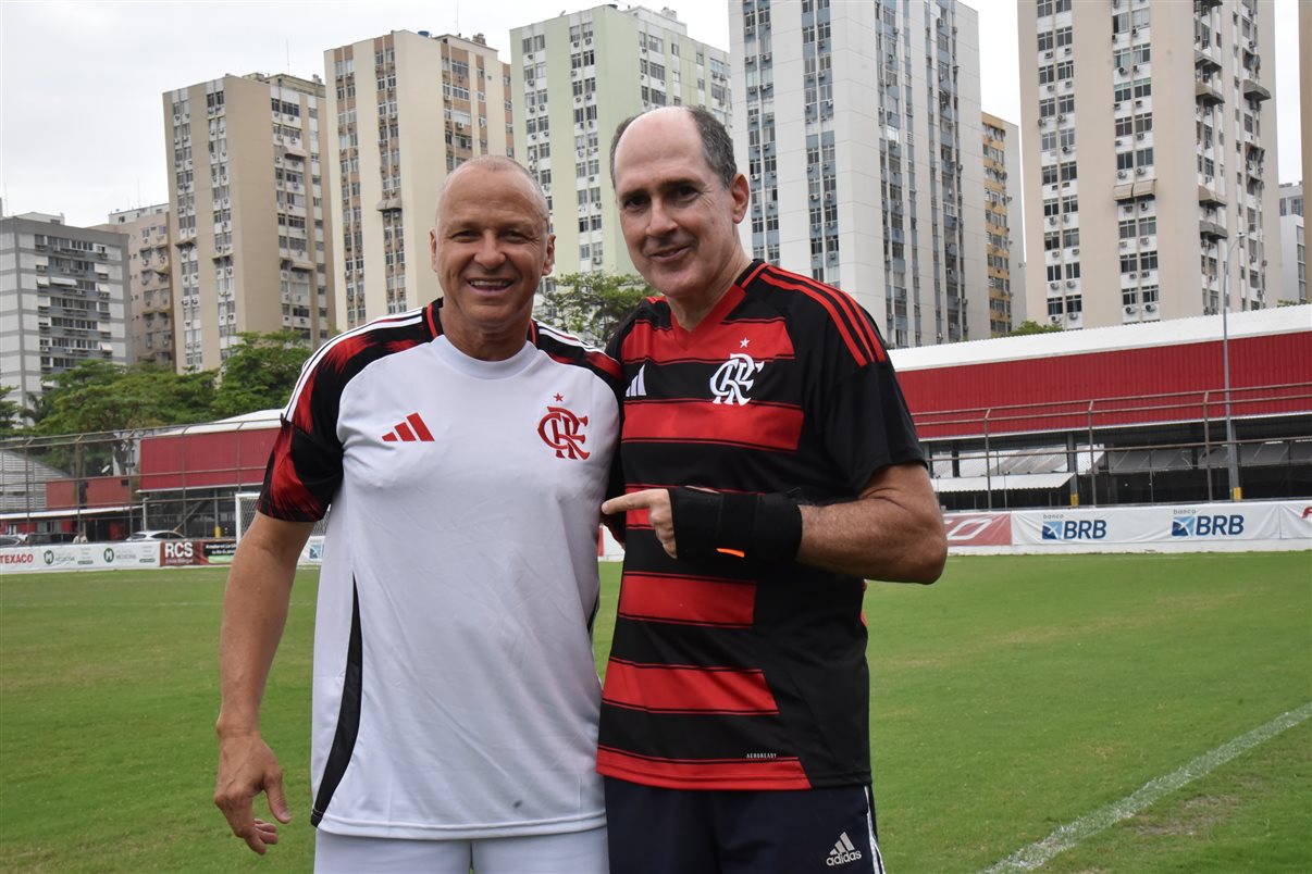 O ex-jogador Valber com Alexandre Camargo, da Assist Card