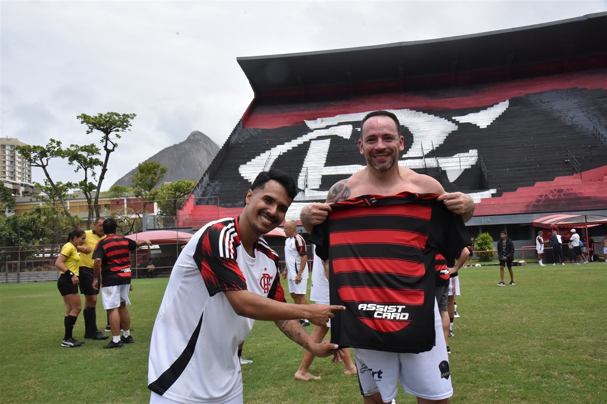 O ex-jogador Valber com Alexandre Camargo, da Assist Card