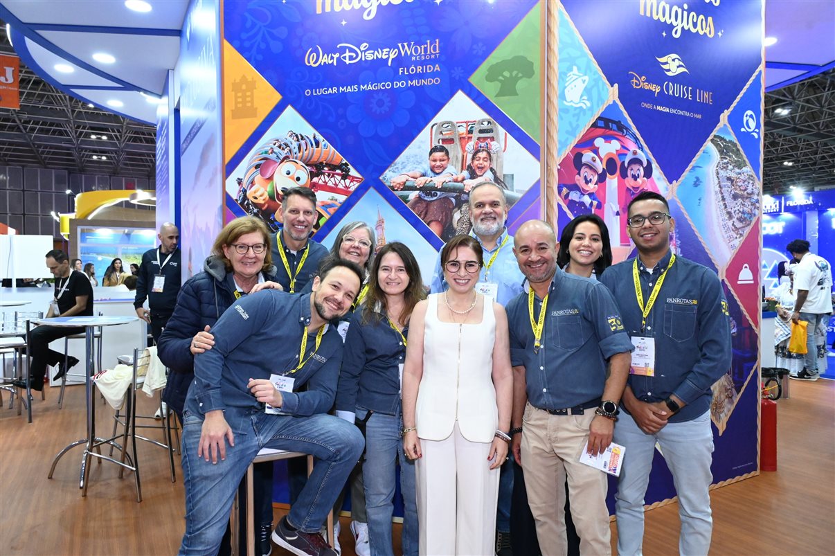 Ana Carolina Medeiros, presidente da Abav Nacional, com parte do time PANROTAS