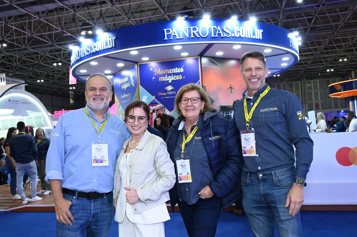 Ana Carolina Medeiros com Rodrigo Vieira, Pedro Menezes e Artur Luiz Andrade, da PANROTAS
