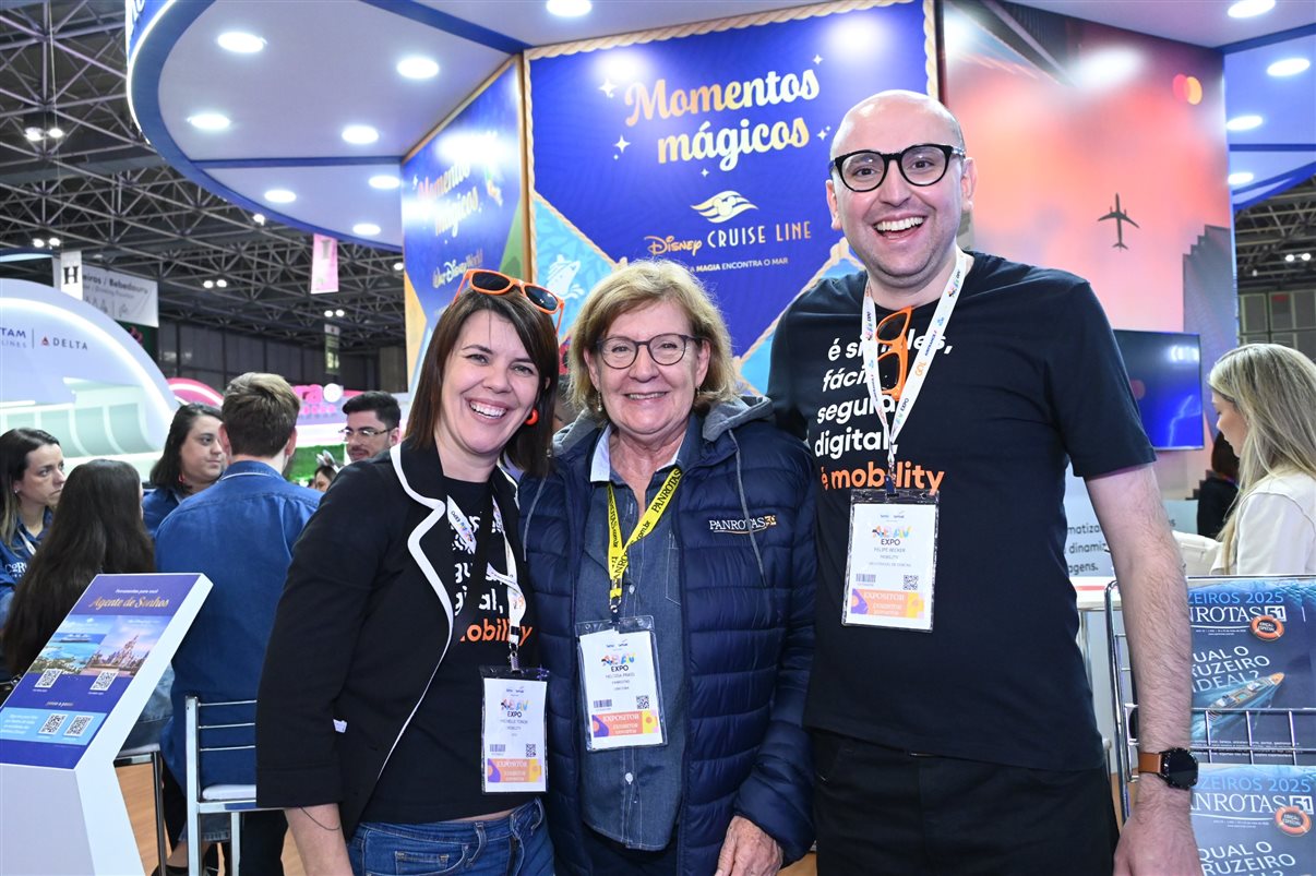 Ana Carolina Medeiros com Rodrigo Vieira, Pedro Menezes e Artur Luiz Andrade, da PANROTAS