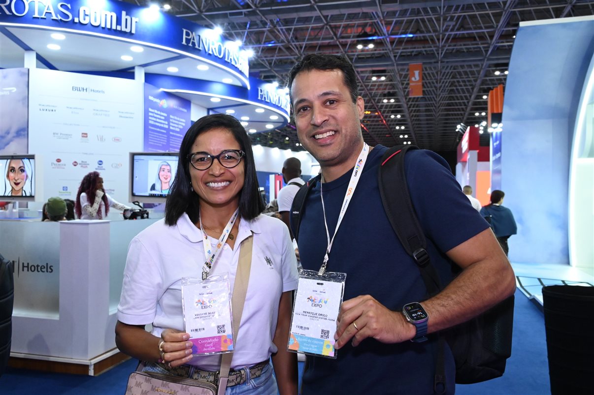 Ana Carolina Medeiros com Rodrigo Vieira, Pedro Menezes e Artur Luiz Andrade, da PANROTAS