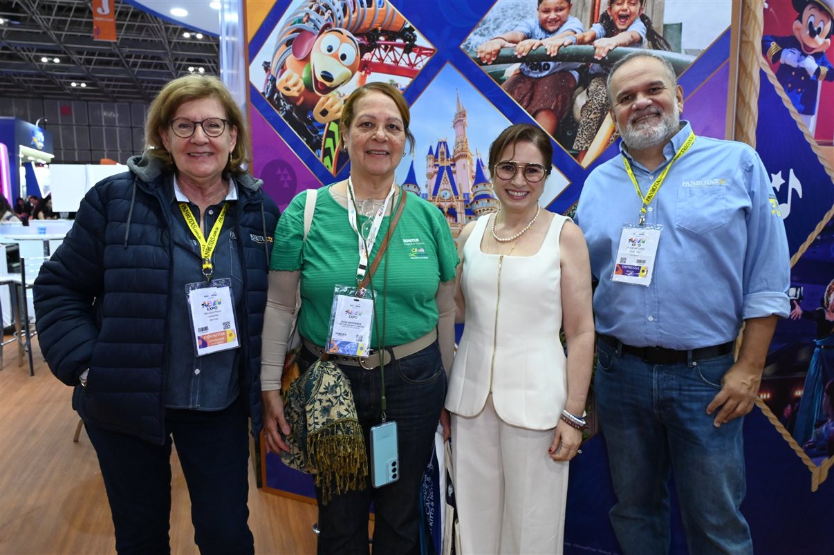 Ana Carolina Medeiros com Rodrigo Vieira, Pedro Menezes e Artur Luiz Andrade, da PANROTAS
