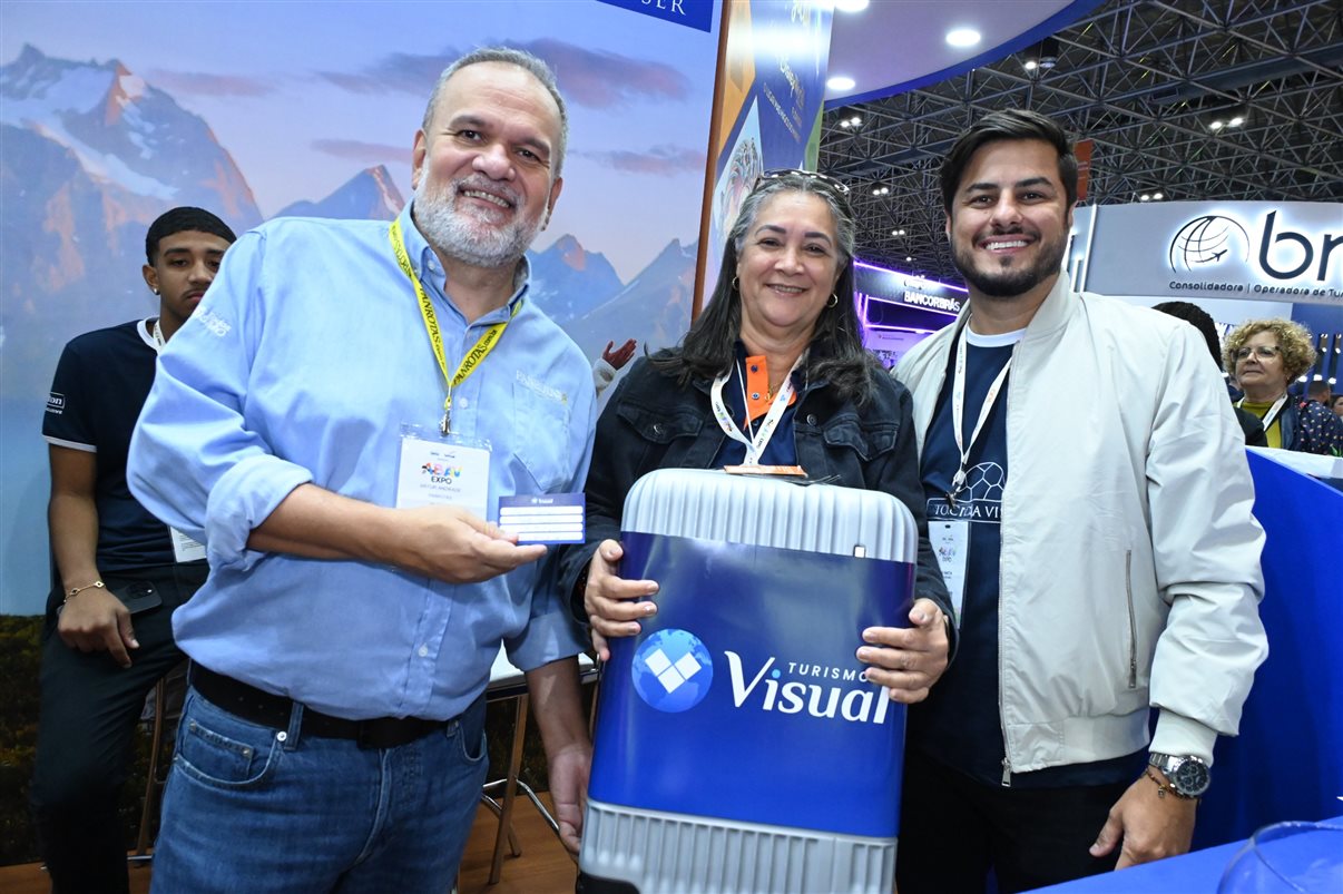 Ana Carolina Medeiros com Rodrigo Vieira, Pedro Menezes e Artur Luiz Andrade, da PANROTAS