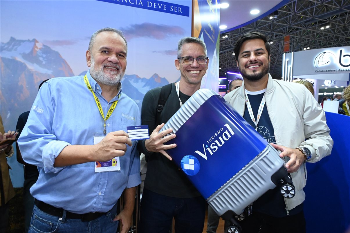 Ana Carolina Medeiros com Rodrigo Vieira, Pedro Menezes e Artur Luiz Andrade, da PANROTAS