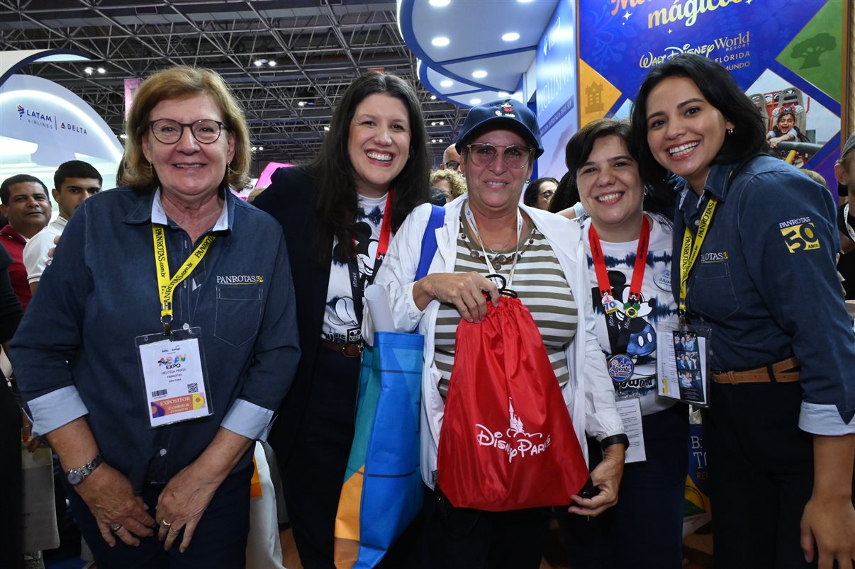 Ana Carolina Medeiros com Rodrigo Vieira, Pedro Menezes e Artur Luiz Andrade, da PANROTAS