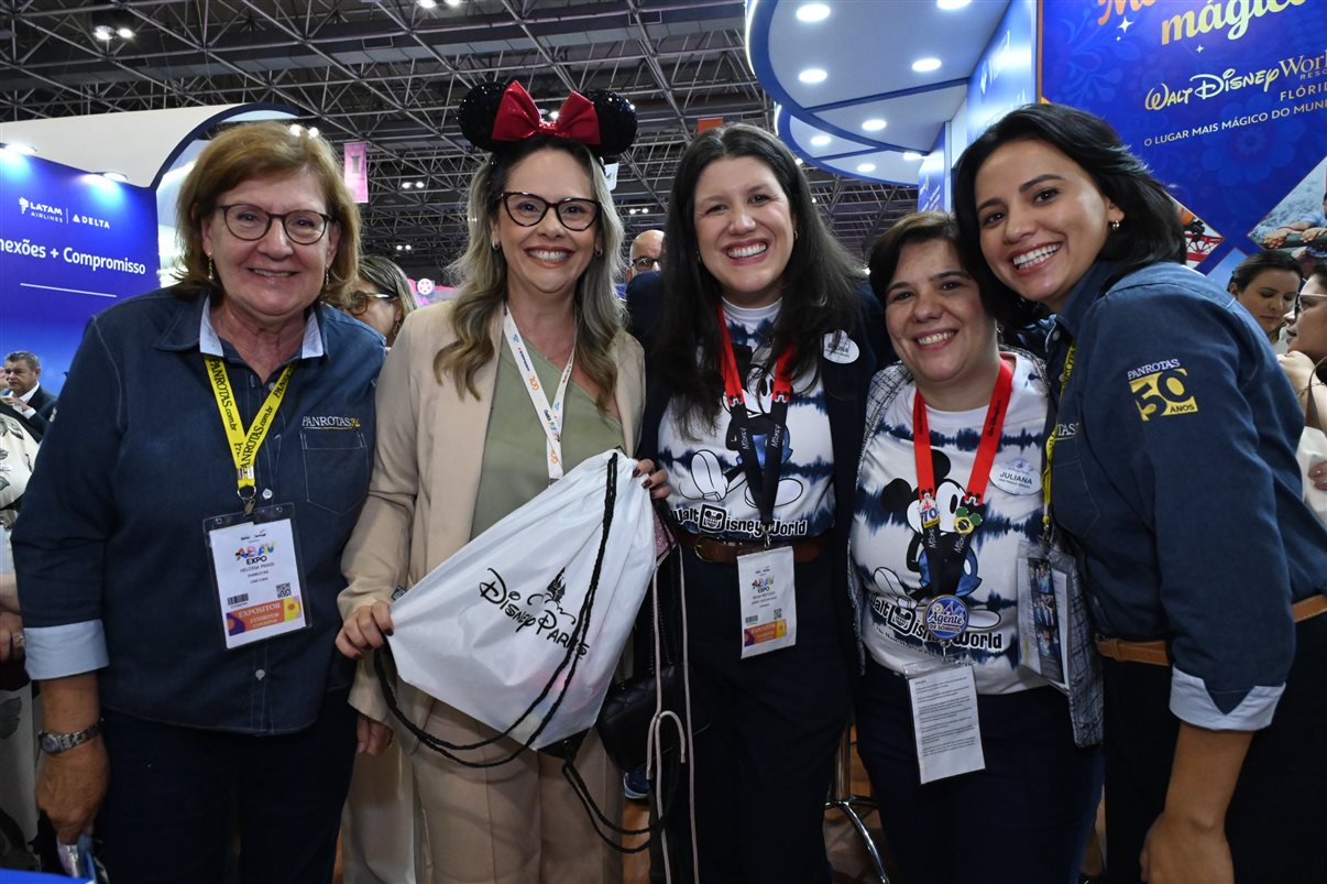 Ana Carolina Medeiros com Rodrigo Vieira, Pedro Menezes e Artur Luiz Andrade, da PANROTAS