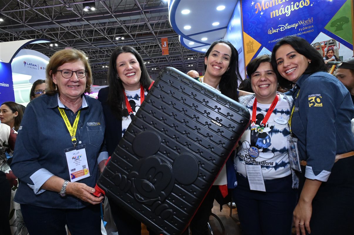 Ana Carolina Medeiros com Rodrigo Vieira, Pedro Menezes e Artur Luiz Andrade, da PANROTAS