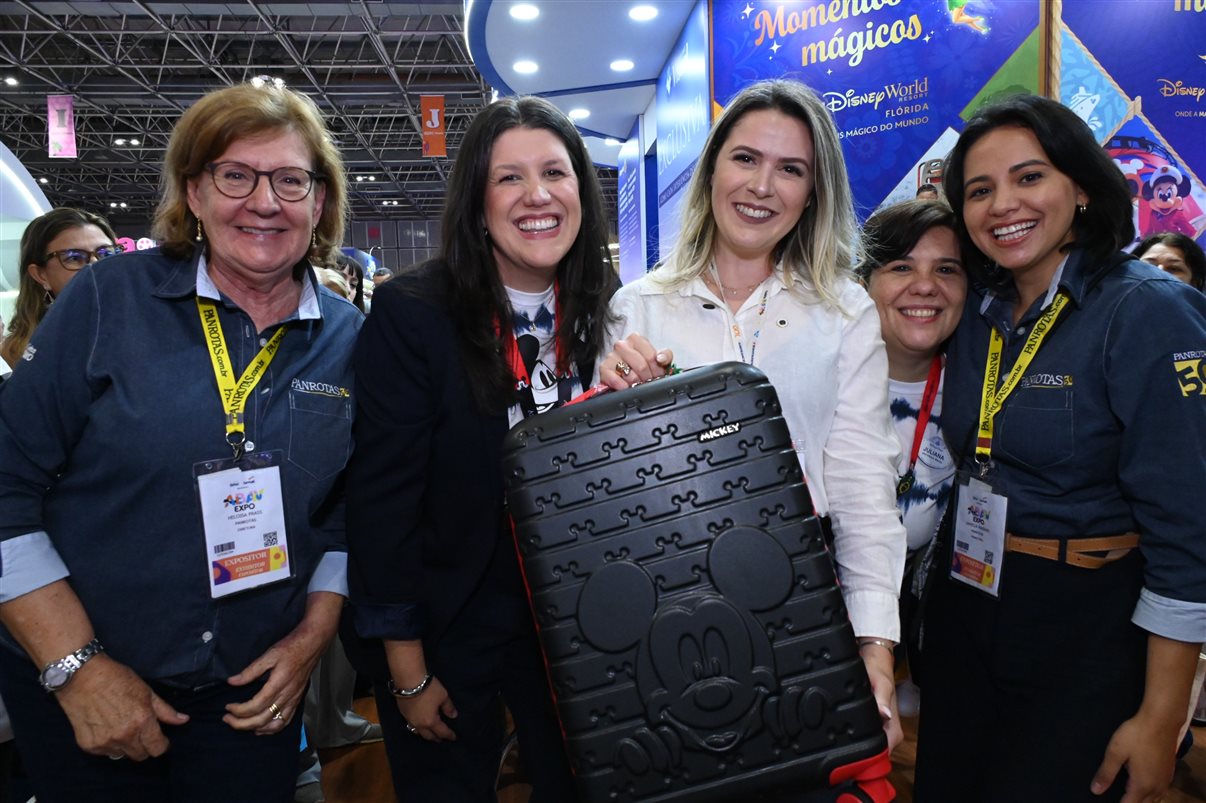 Ana Carolina Medeiros com Rodrigo Vieira, Pedro Menezes e Artur Luiz Andrade, da PANROTAS