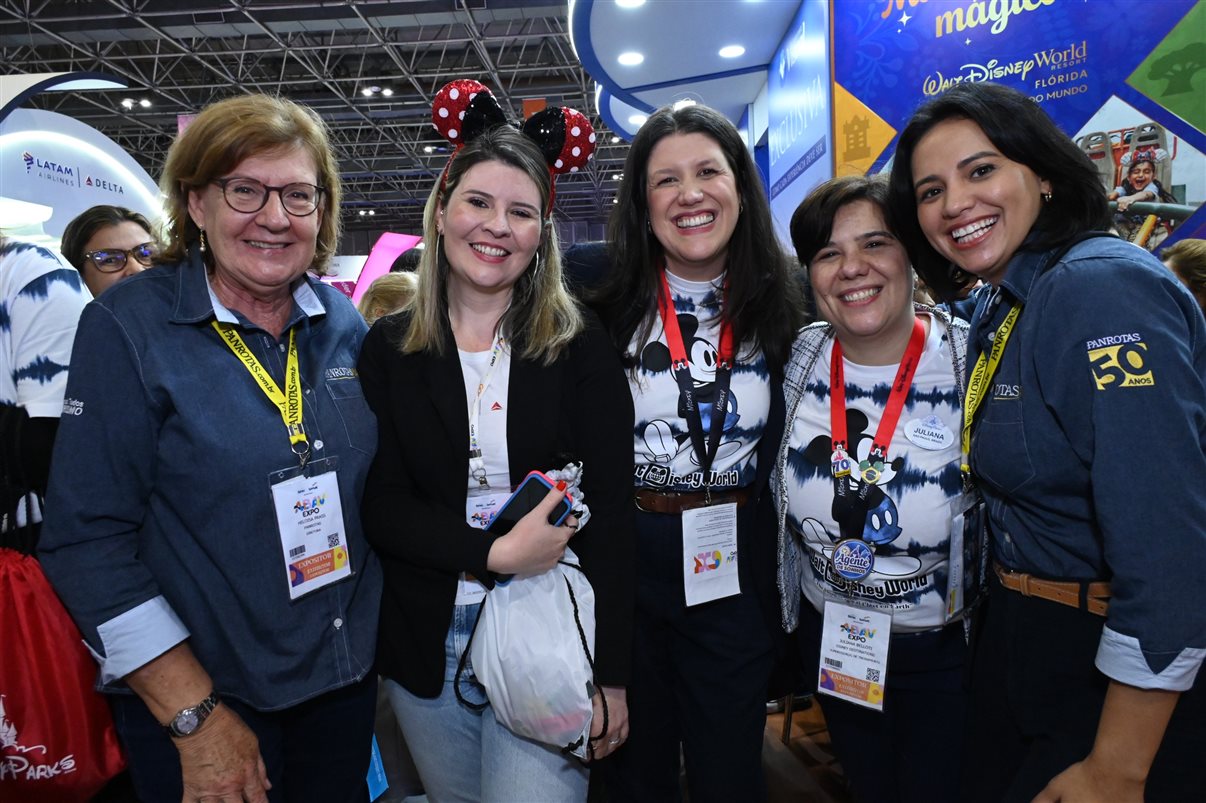 Ana Carolina Medeiros com Rodrigo Vieira, Pedro Menezes e Artur Luiz Andrade, da PANROTAS