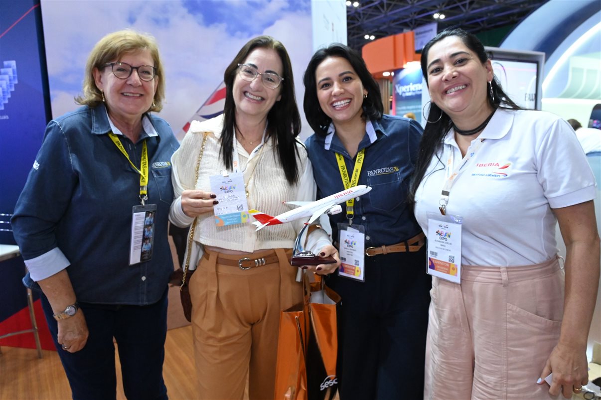 Ana Carolina Medeiros com Rodrigo Vieira, Pedro Menezes e Artur Luiz Andrade, da PANROTAS