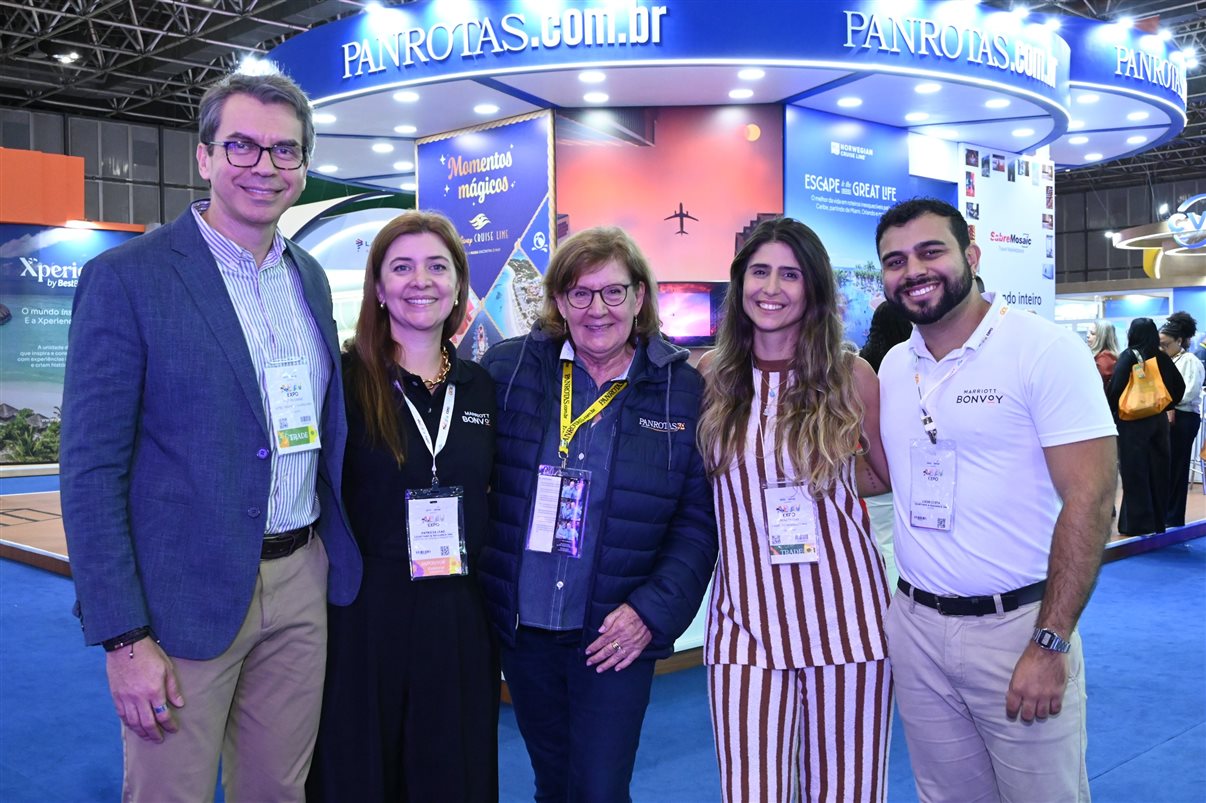 Ana Carolina Medeiros com Rodrigo Vieira, Pedro Menezes e Artur Luiz Andrade, da PANROTAS