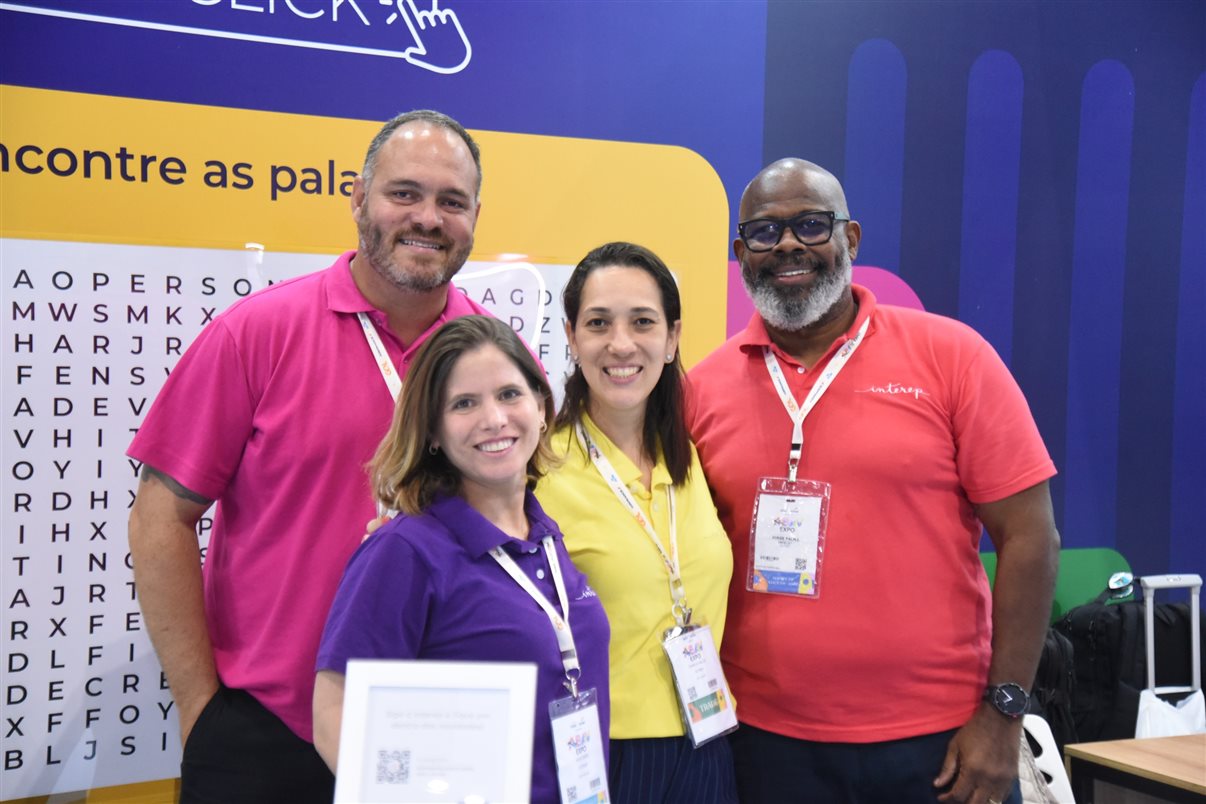 Rodrigo Vieira, da PANROTAS, entre Silvia Junqueira, Karla Brito, Ana Paula Ramazzini, Gabriella Arruda e Priscila Zarichta, da Integração Trade