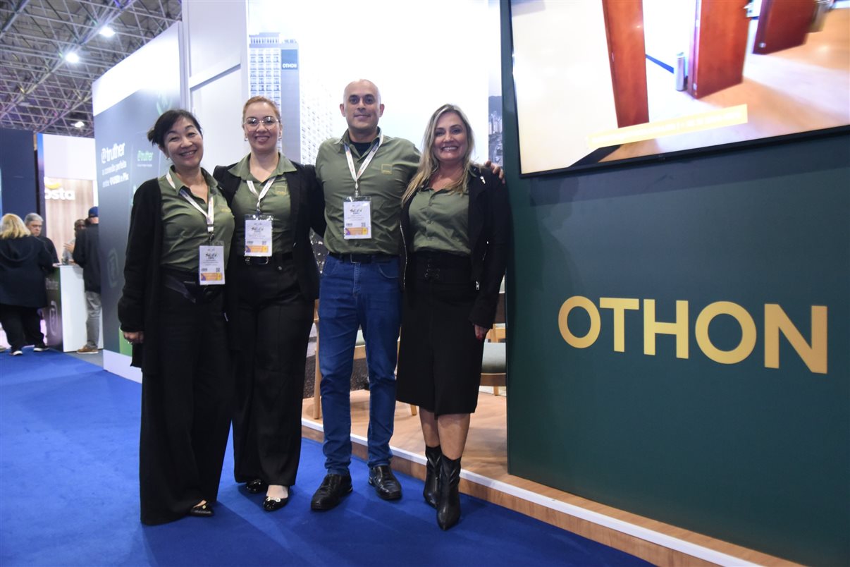 Rodrigo Vieira, da PANROTAS, entre Silvia Junqueira, Karla Brito, Ana Paula Ramazzini, Gabriella Arruda e Priscila Zarichta, da Integração Trade