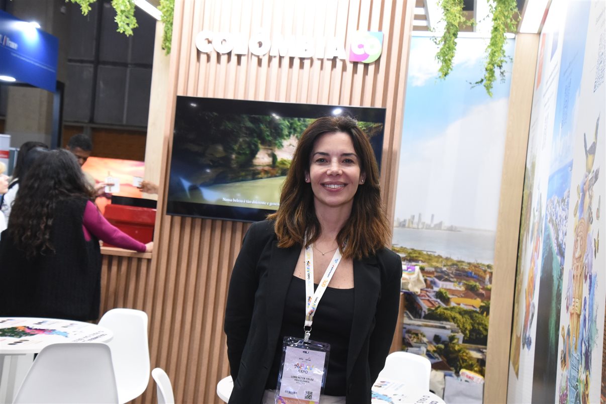 Rodrigo Vieira, da PANROTAS, entre Silvia Junqueira, Karla Brito, Ana Paula Ramazzini, Gabriella Arruda e Priscila Zarichta, da Integração Trade