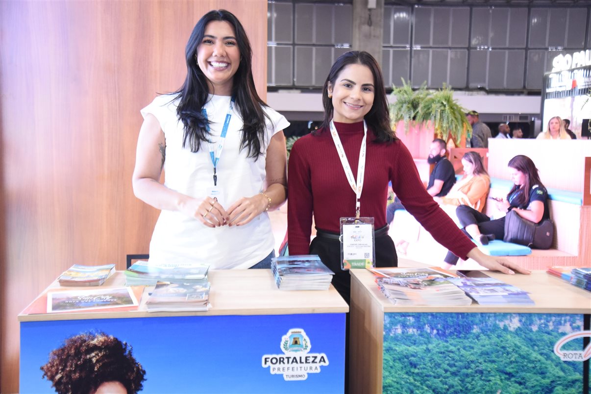 Rodrigo Vieira, da PANROTAS, entre Silvia Junqueira, Karla Brito, Ana Paula Ramazzini, Gabriella Arruda e Priscila Zarichta, da Integração Trade