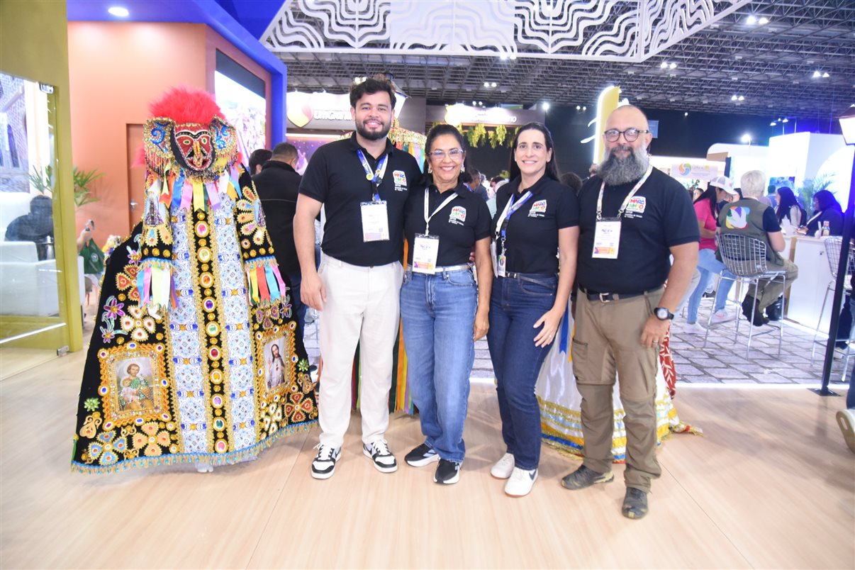 Rodrigo Vieira, da PANROTAS, entre Silvia Junqueira, Karla Brito, Ana Paula Ramazzini, Gabriella Arruda e Priscila Zarichta, da Integração Trade