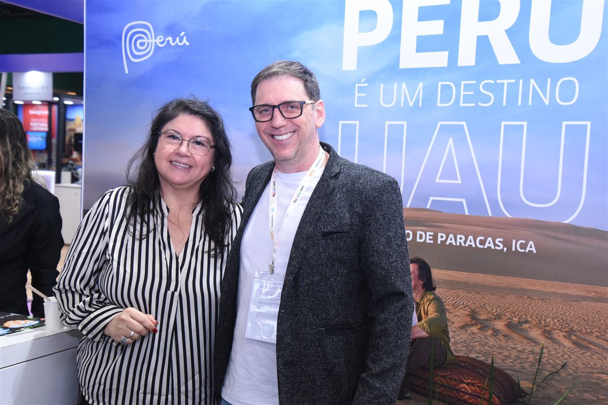 Rodrigo Vieira, da PANROTAS, entre Silvia Junqueira, Karla Brito, Ana Paula Ramazzini, Gabriella Arruda e Priscila Zarichta, da Integração Trade