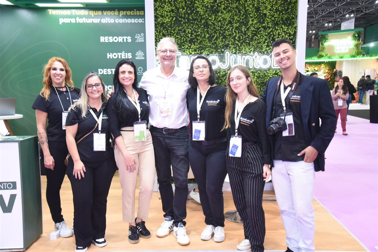 Rodrigo Vieira, da PANROTAS, entre Silvia Junqueira, Karla Brito, Ana Paula Ramazzini, Gabriella Arruda e Priscila Zarichta, da Integração Trade