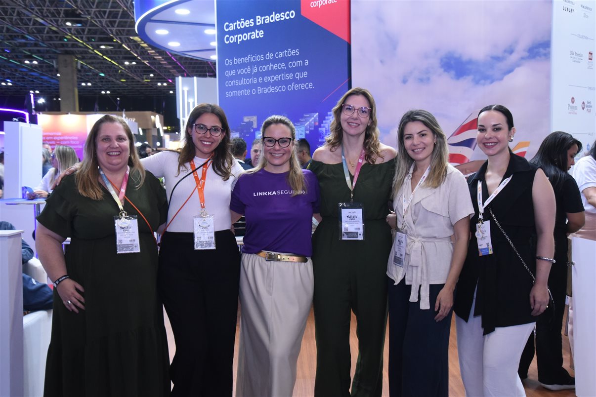 Rodrigo Vieira, da PANROTAS, entre Silvia Junqueira, Karla Brito, Ana Paula Ramazzini, Gabriella Arruda e Priscila Zarichta, da Integração Trade