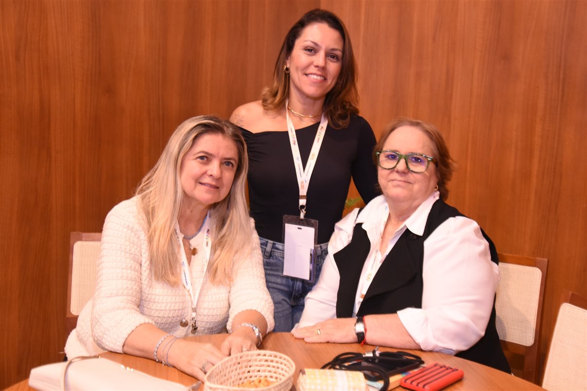 Rodrigo Vieira, da PANROTAS, entre Silvia Junqueira, Karla Brito, Ana Paula Ramazzini, Gabriella Arruda e Priscila Zarichta, da Integração Trade
