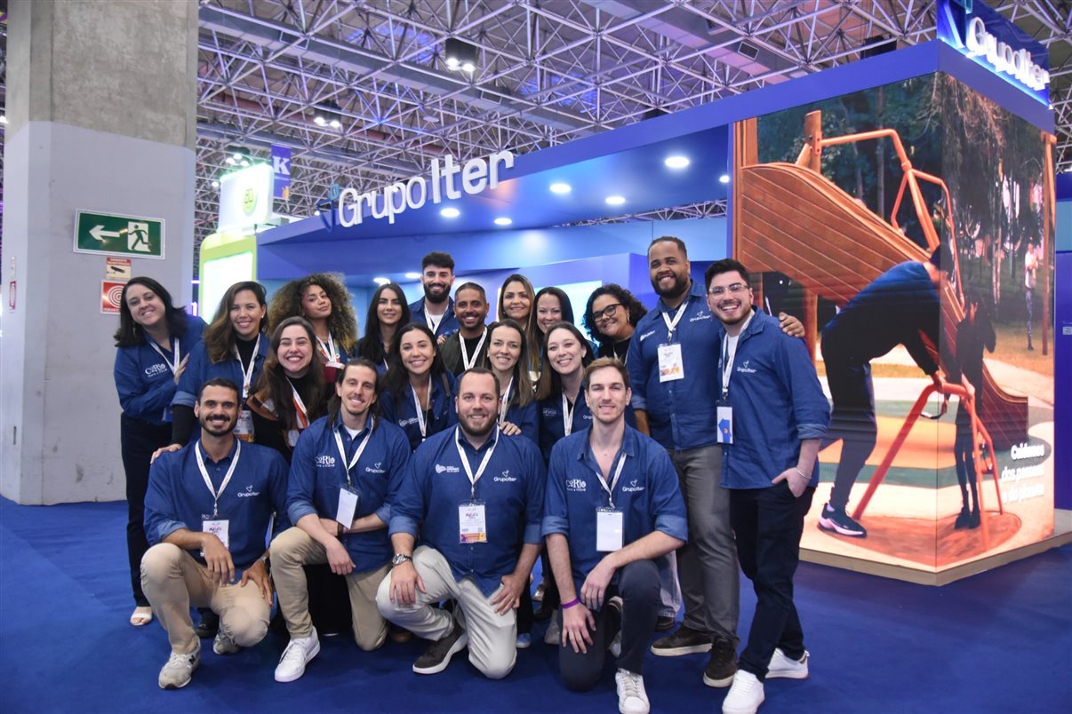 Rodrigo Vieira, da PANROTAS, entre Silvia Junqueira, Karla Brito, Ana Paula Ramazzini, Gabriella Arruda e Priscila Zarichta, da Integração Trade