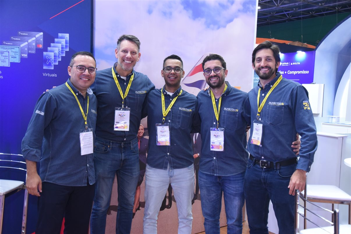 Rodrigo Vieira, da PANROTAS, entre Silvia Junqueira, Karla Brito, Ana Paula Ramazzini, Gabriella Arruda e Priscila Zarichta, da Integração Trade