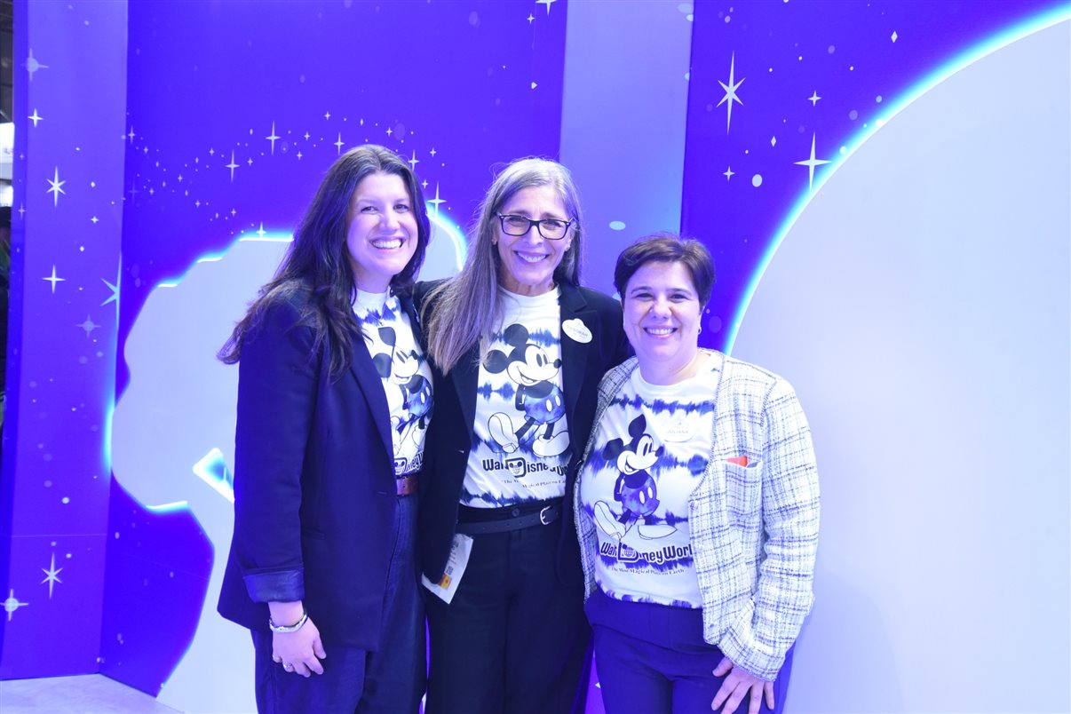Rodrigo Vieira, da PANROTAS, entre Silvia Junqueira, Karla Brito, Ana Paula Ramazzini, Gabriella Arruda e Priscila Zarichta, da Integração Trade