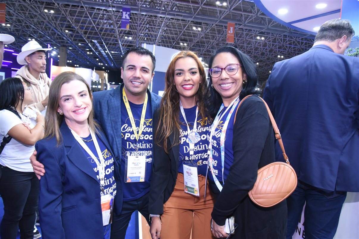 Rodrigo Vieira, da PANROTAS, entre Silvia Junqueira, Karla Brito, Ana Paula Ramazzini, Gabriella Arruda e Priscila Zarichta, da Integração Trade