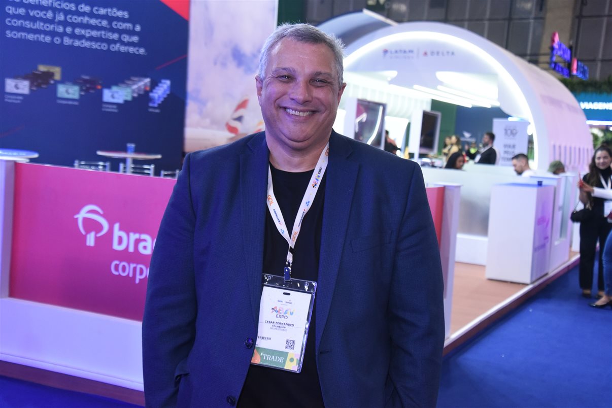 Rodrigo Vieira, da PANROTAS, entre Silvia Junqueira, Karla Brito, Ana Paula Ramazzini, Gabriella Arruda e Priscila Zarichta, da Integração Trade