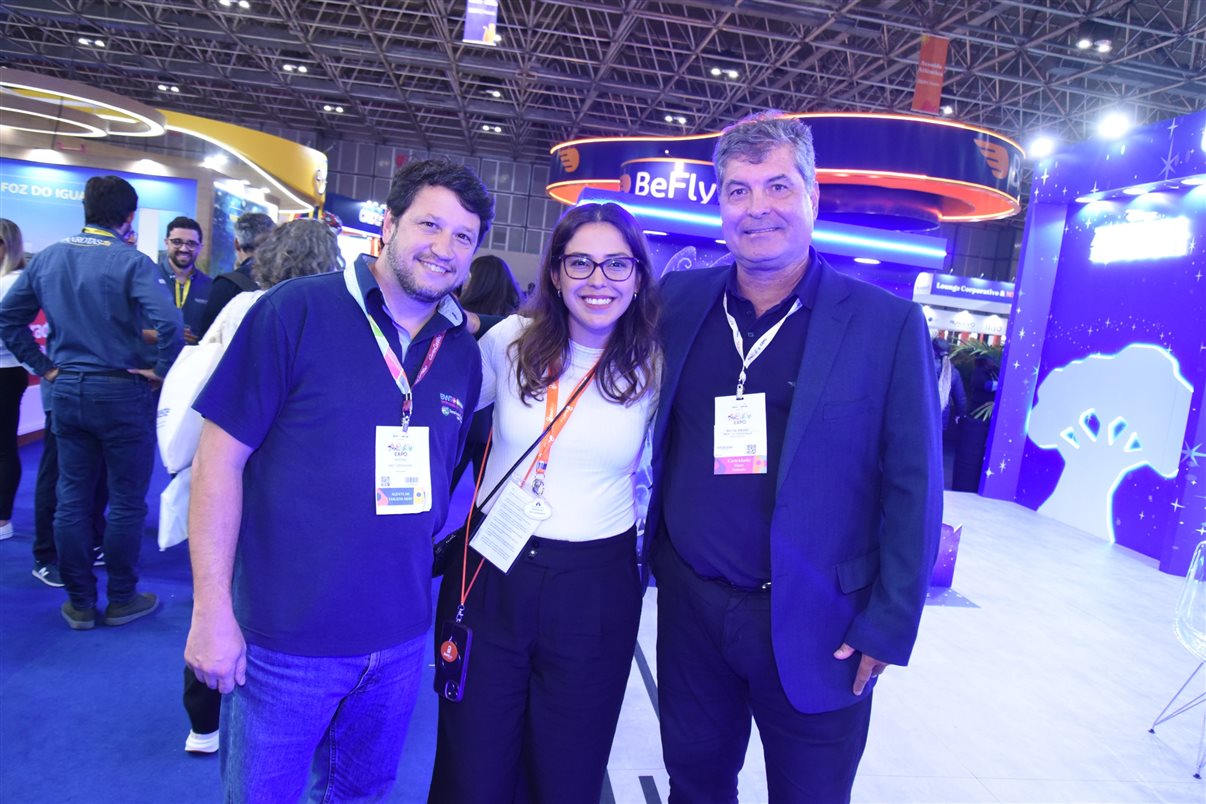Rodrigo Vieira, da PANROTAS, entre Silvia Junqueira, Karla Brito, Ana Paula Ramazzini, Gabriella Arruda e Priscila Zarichta, da Integração Trade
