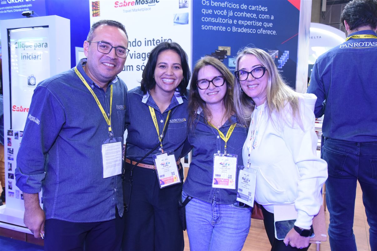 Rodrigo Vieira, da PANROTAS, entre Silvia Junqueira, Karla Brito, Ana Paula Ramazzini, Gabriella Arruda e Priscila Zarichta, da Integração Trade