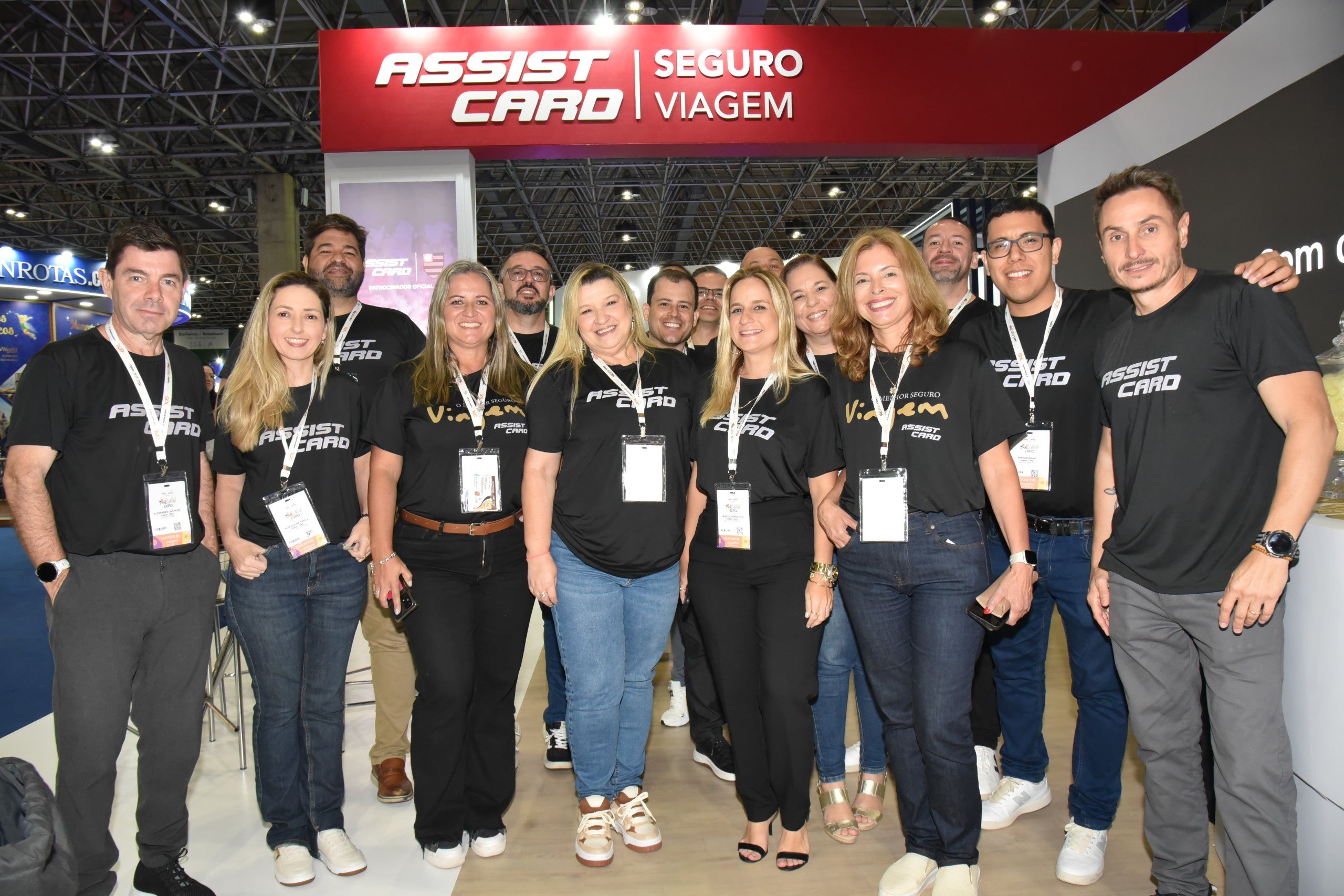 Time da Assist Card no estande da empresa na Abav Expo 2025