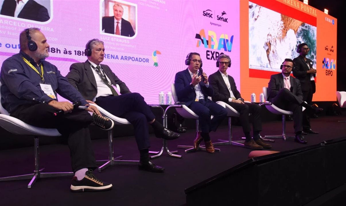 Artur Luiz Andrade (PANROTAS) mediou debate com Luiz Strauss (Abav Nacional), Fabiano Camargo (Braztoa), Marco Ferraz (Clia Brasil) e Marcelo Oliveira (assessor jurídico)