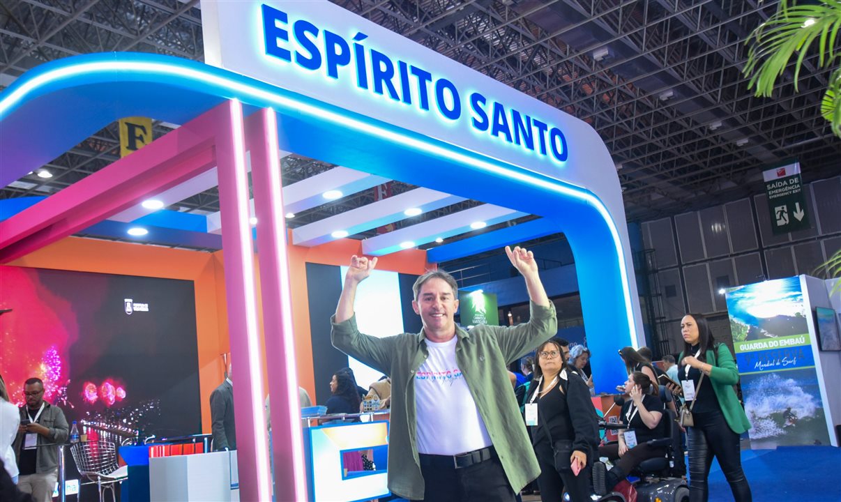 Luciano Machado, sub-secretário estadual de Turismo do Espírito Santo, apresenta o estande do Estado na Abav Expo 2025