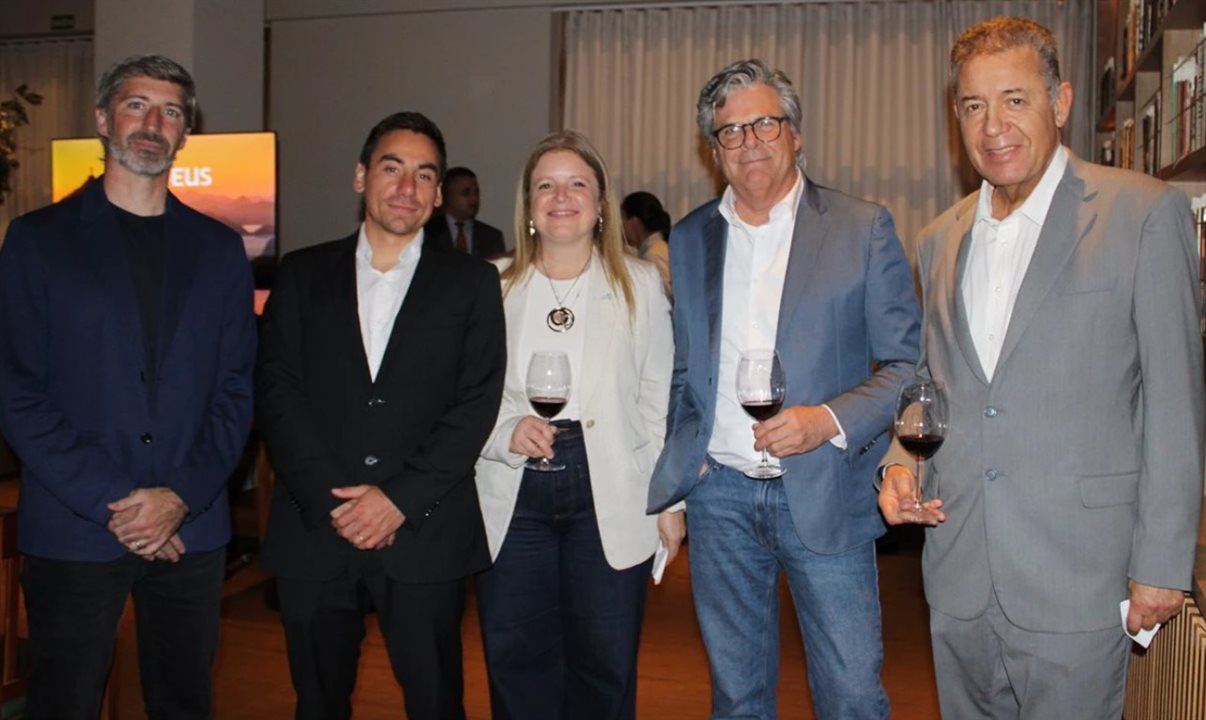 Iván Marenco, da Decolar, Franz Muller, da Amadeus, Marina Cantera e Jaime Guazzini, da Fedesud, e Alexandre Sampaio, da FBHA
