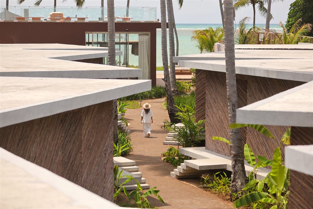 Corredor das dez cabanas privativas do Origem Patacho Design Hotel, em Alagoas