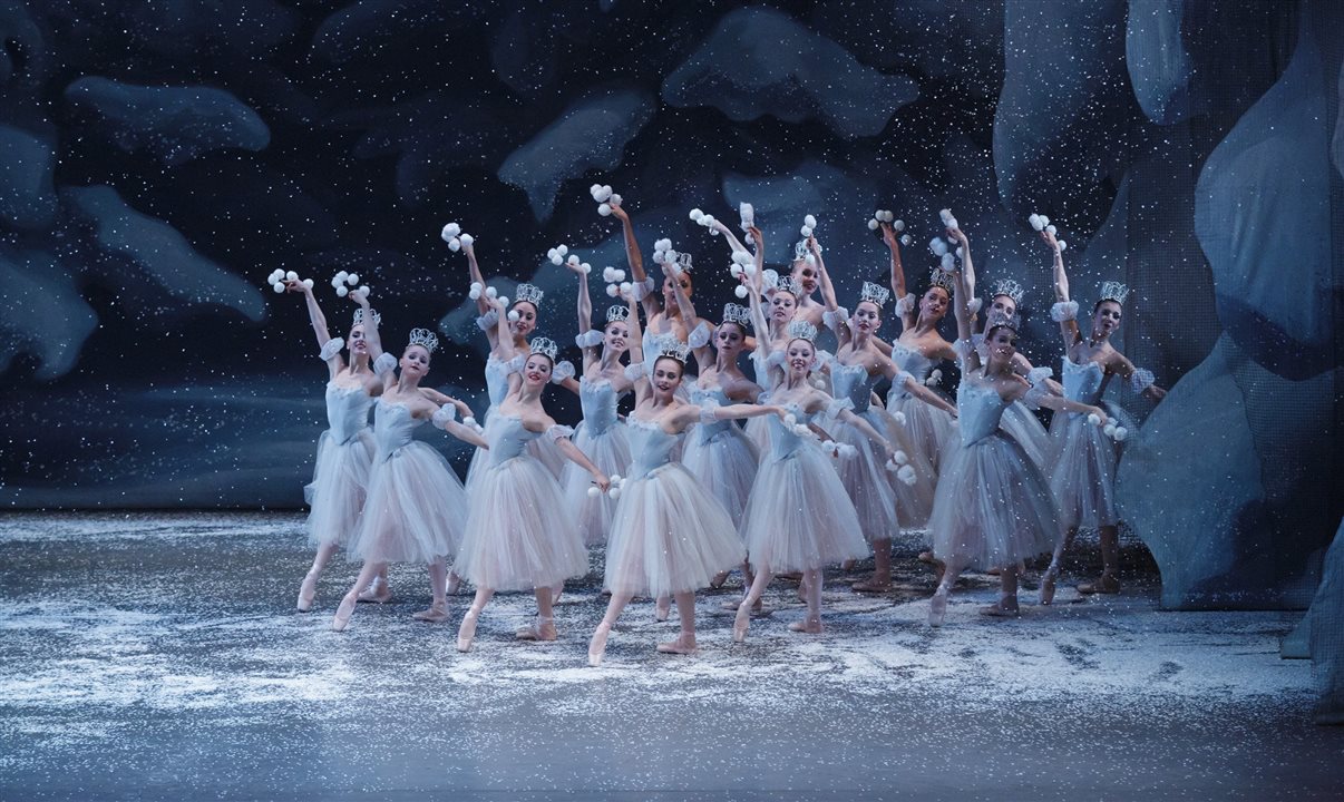 Bailarinas do New York City Ballet em ação em um dos atos de O Quebra-Nozes