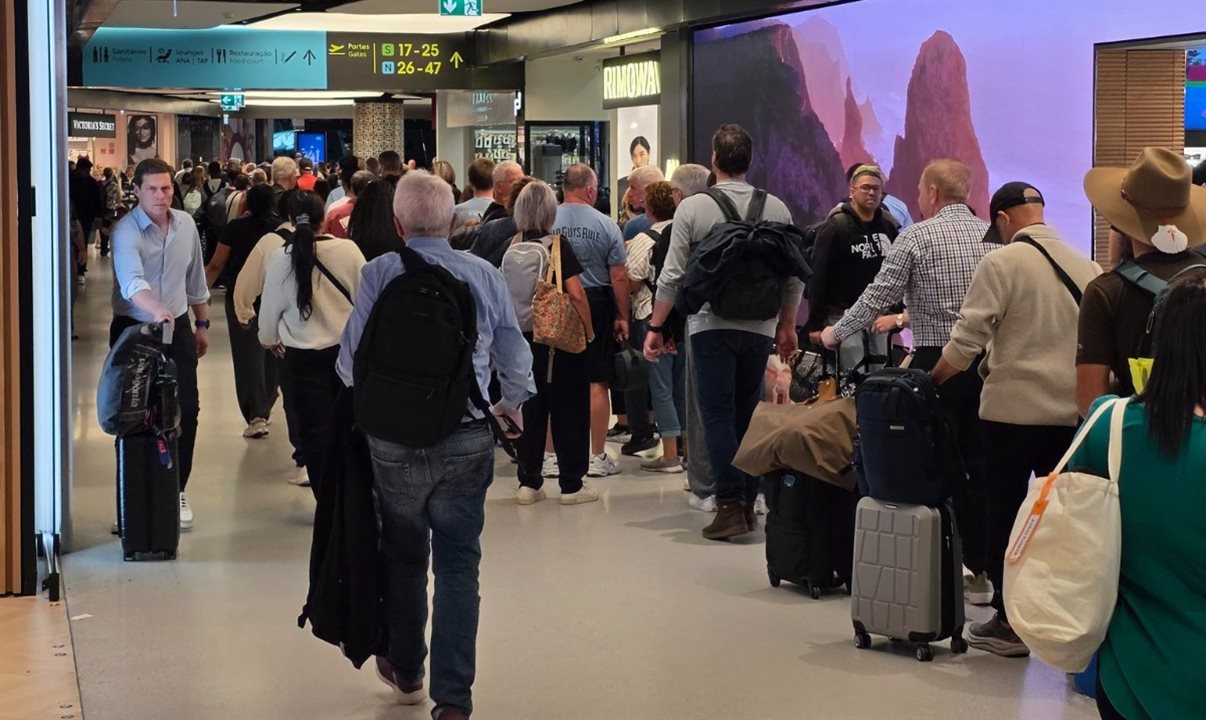Novo sistema de entrada no aeroporto de Lisboa provoca filas de mais de quatro horas