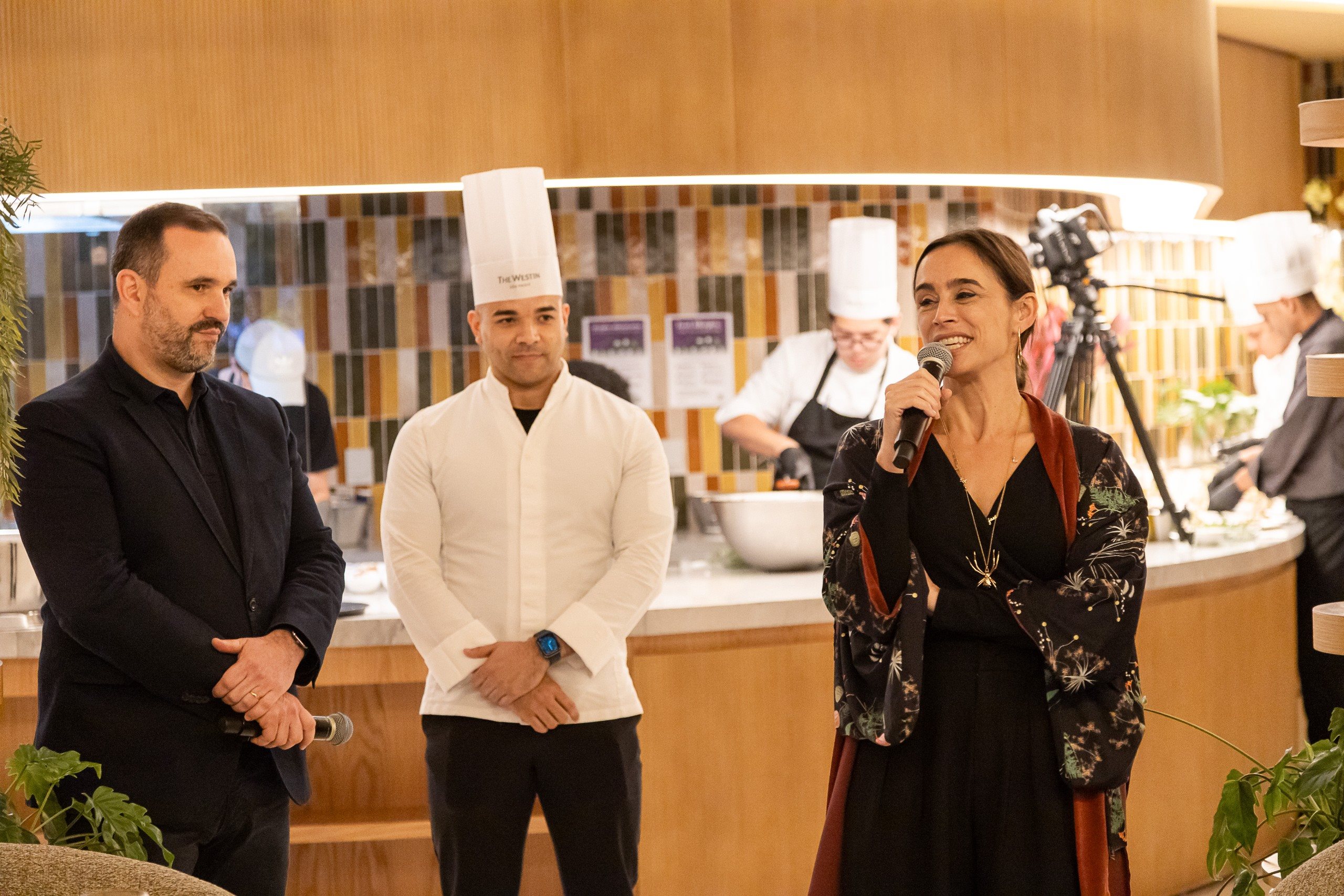 Diogo Nazarian, gerente geral do hotel, chef César Canizza, e chef Bel Coelho