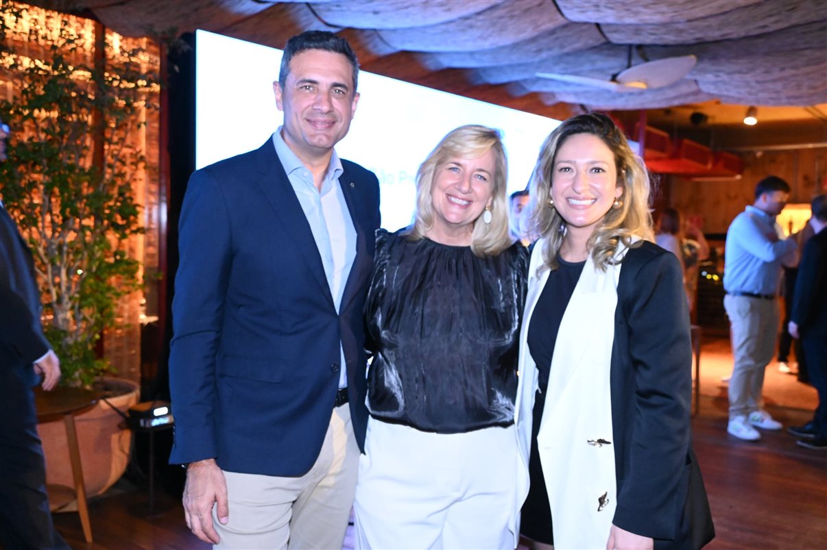 Carlos Antunes, da Tap, Annette Taeuber, da Lufthansa/Swiss, e Jacqueline Conrado, da United Airlines. Antunes é ex-chair, Annette é atual e Jacque é a vice-chair da Star Alliance no Brasil