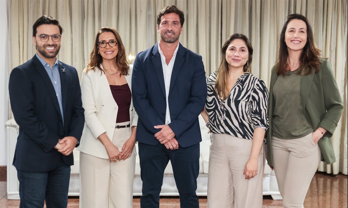 Nova diretoria: Victor Hugo Almeida (vice-presidente de Relações Externas), Simone Majewski (vice-presidente Financeira), João Augusto Machado (presidente), Daniela Del Cueto (vice-presidente de Relações Institucionais) e Chay Amorim (vice-presidente Administrativa)