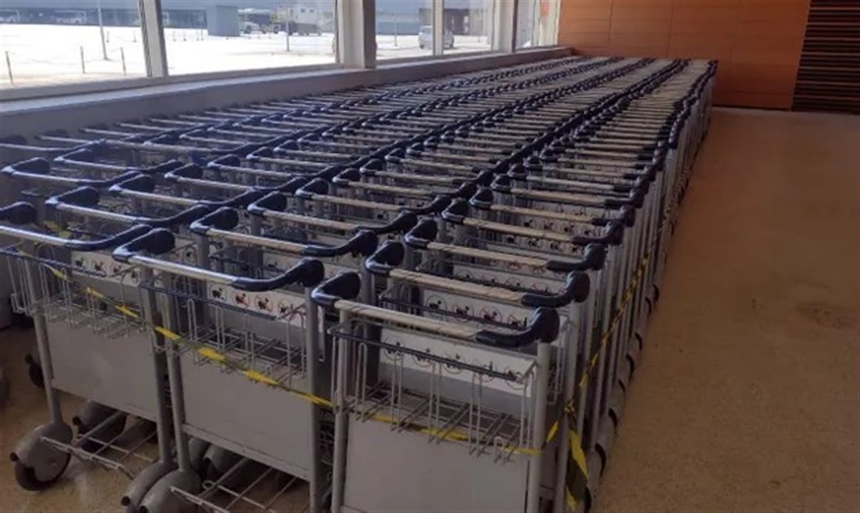 Equipamentos desativados com 39 lotes incluem carrinhos de bagagem