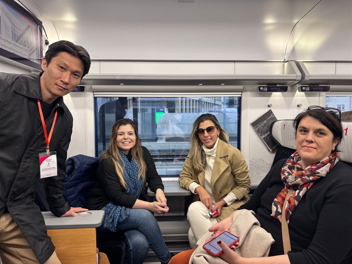 Agentes no começo do dia em St. Gallen aproveitam a caminhada até a estação de trem para fazer alguns registros. Na foto: Janice Valle, da Janice Valle Turismo, Fátima Galharini, da FG Viagens, Olga Bridi, da Time Turismo, e Andrea Guimarães, da Perfil Turismo