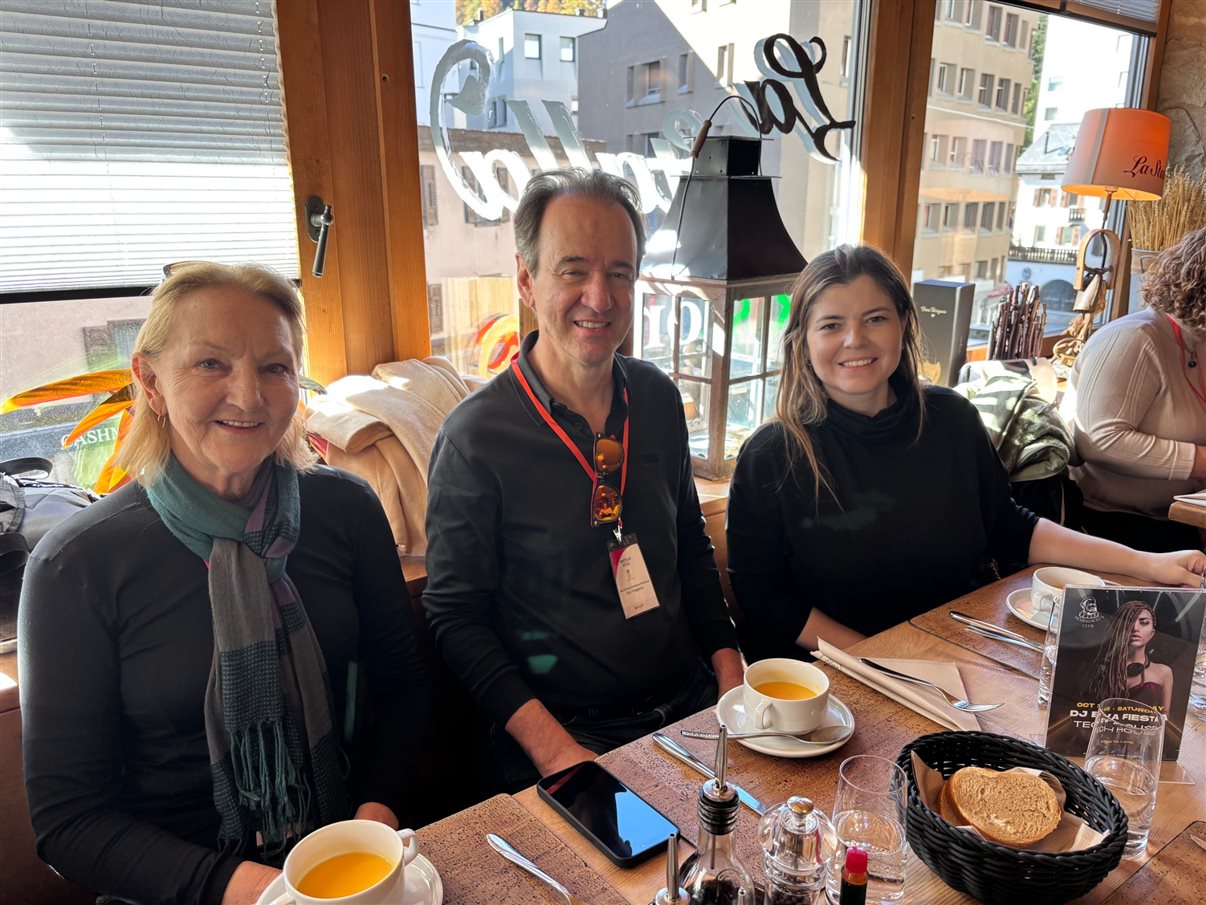Agentes no começo do dia em St. Gallen aproveitam a caminhada até a estação de trem para fazer alguns registros. Na foto: Janice Valle, da Janice Valle Turismo, Fátima Galharini, da FG Viagens, Olga Bridi, da Time Turismo, e Andrea Guimarães, da Perfil Turismo