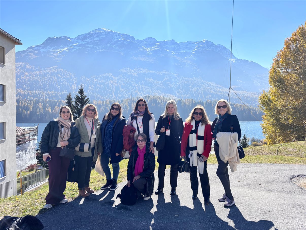 Agentes no começo do dia em St. Gallen aproveitam a caminhada até a estação de trem para fazer alguns registros. Na foto: Janice Valle, da Janice Valle Turismo, Fátima Galharini, da FG Viagens, Olga Bridi, da Time Turismo, e Andrea Guimarães, da Perfil Turismo